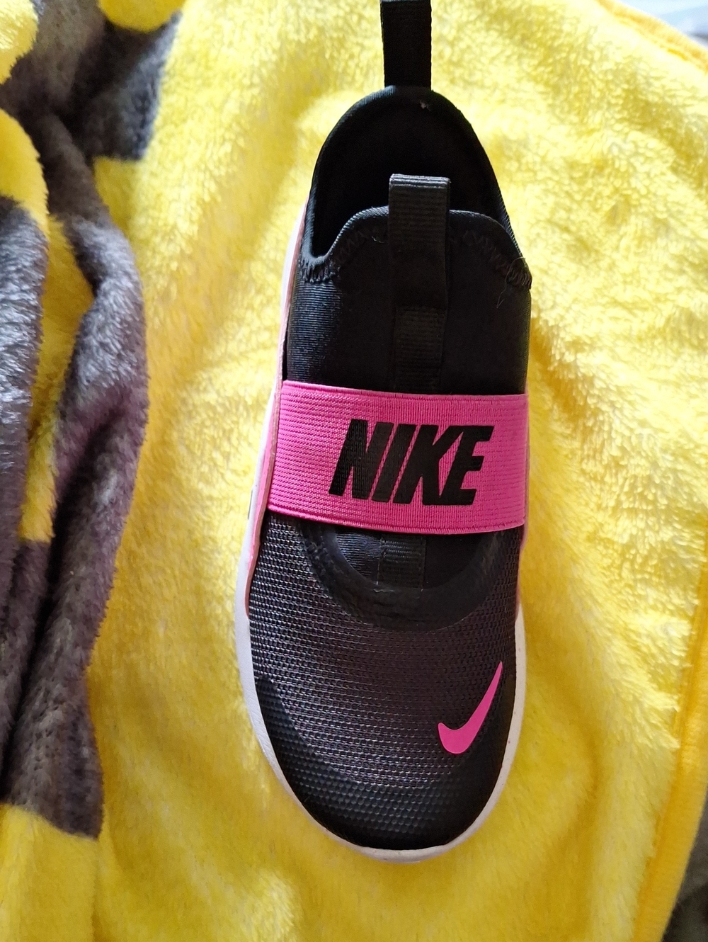 Nike Kids Black and Pink Elastic Strap Sneaker